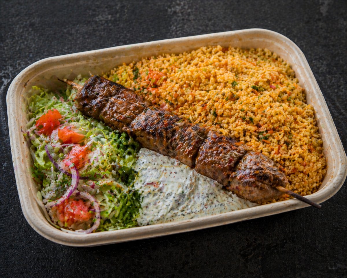 Brochette d'agneau sur lit de boulghour avec crudités